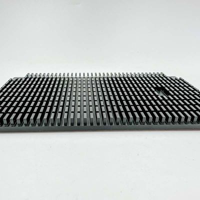 Dissipatore di calore di alluminio scanalato nero dell'amplificatore di potenza dei pezzi meccanici di CNC di alta precisione