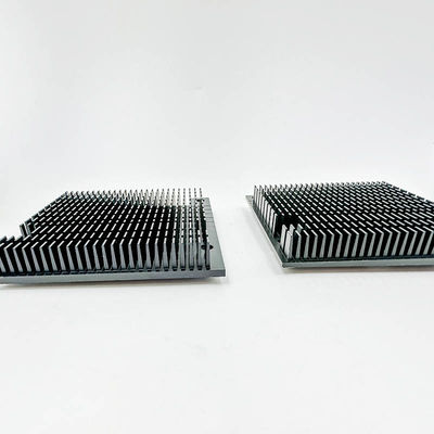 Dissipatore di calore di alluminio scanalato nero dell'amplificatore di potenza dei pezzi meccanici di CNC di alta precisione