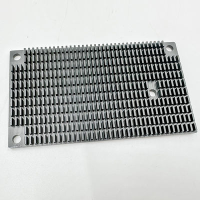 Dissipatore di calore di alluminio scanalato nero dell'amplificatore di potenza dei pezzi meccanici di CNC di alta precisione